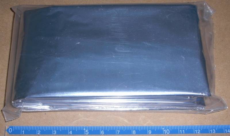 Couverture de survie pliée, tient dans la paume de la main