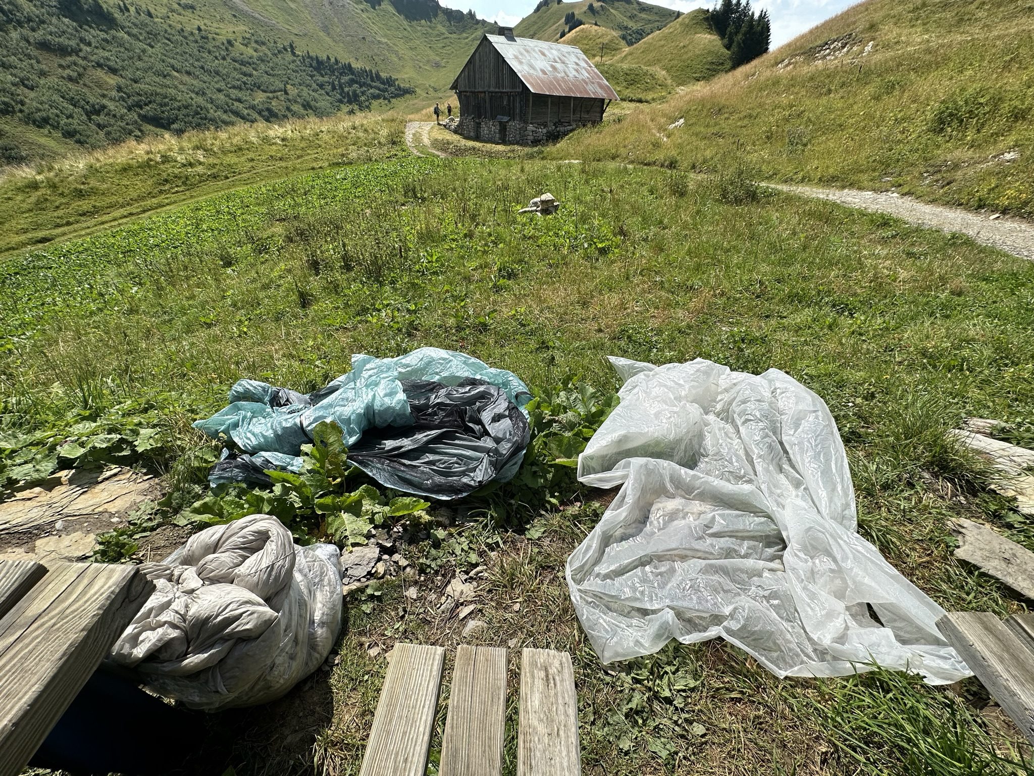 Équipement de bivouac en train de sécher dans les Alpes