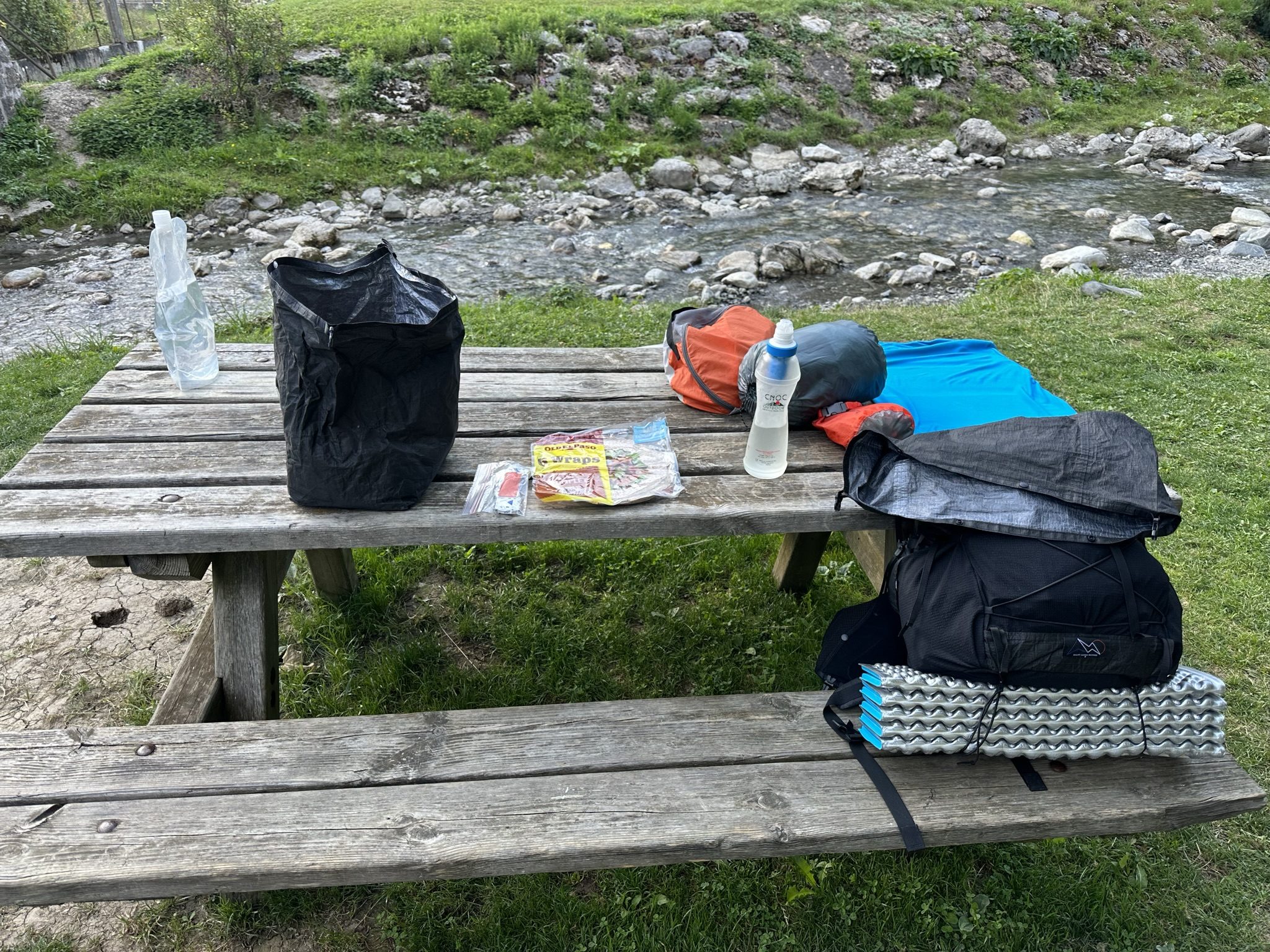 Équipement de randonnée et réchaud sur une table de pique-nique