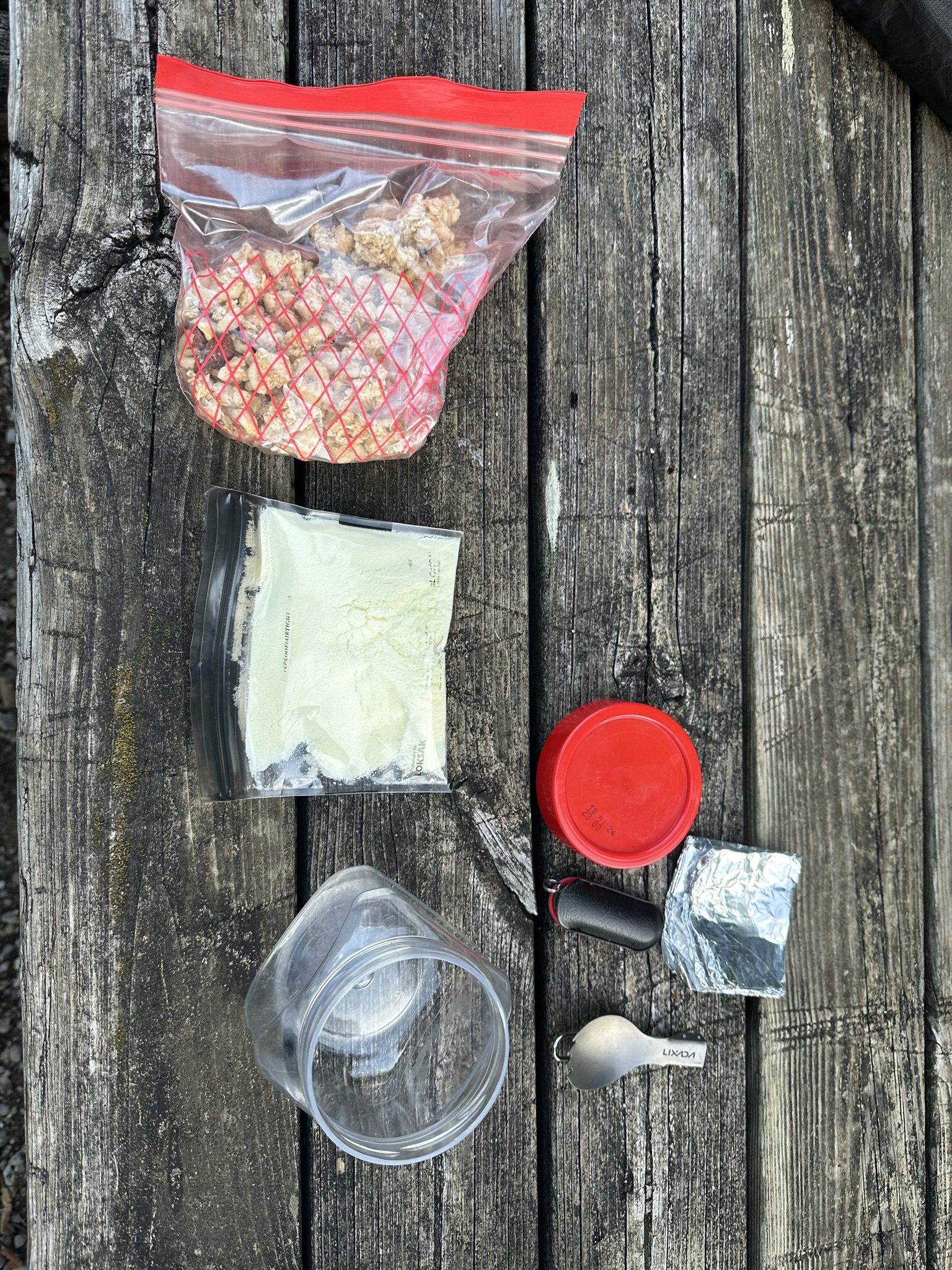 Petit-déjeuner de randonneur dans les Alpes