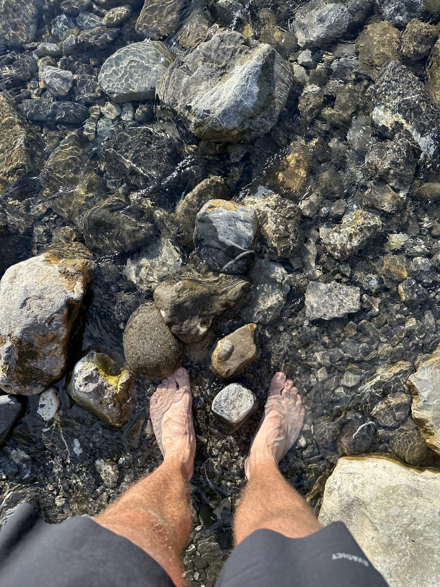 Se rafraîchir les pieds dans un ruisseau de montagne