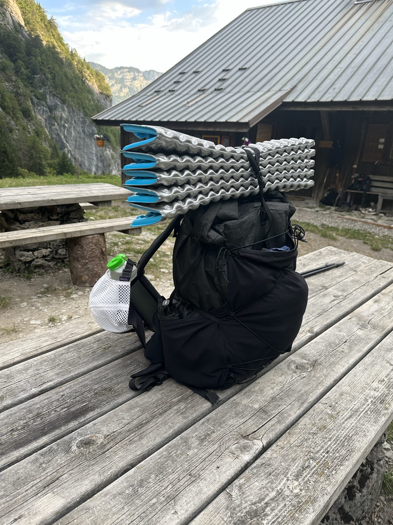 Sac à dos ultraléger avec matelas mousse dans les Alpes