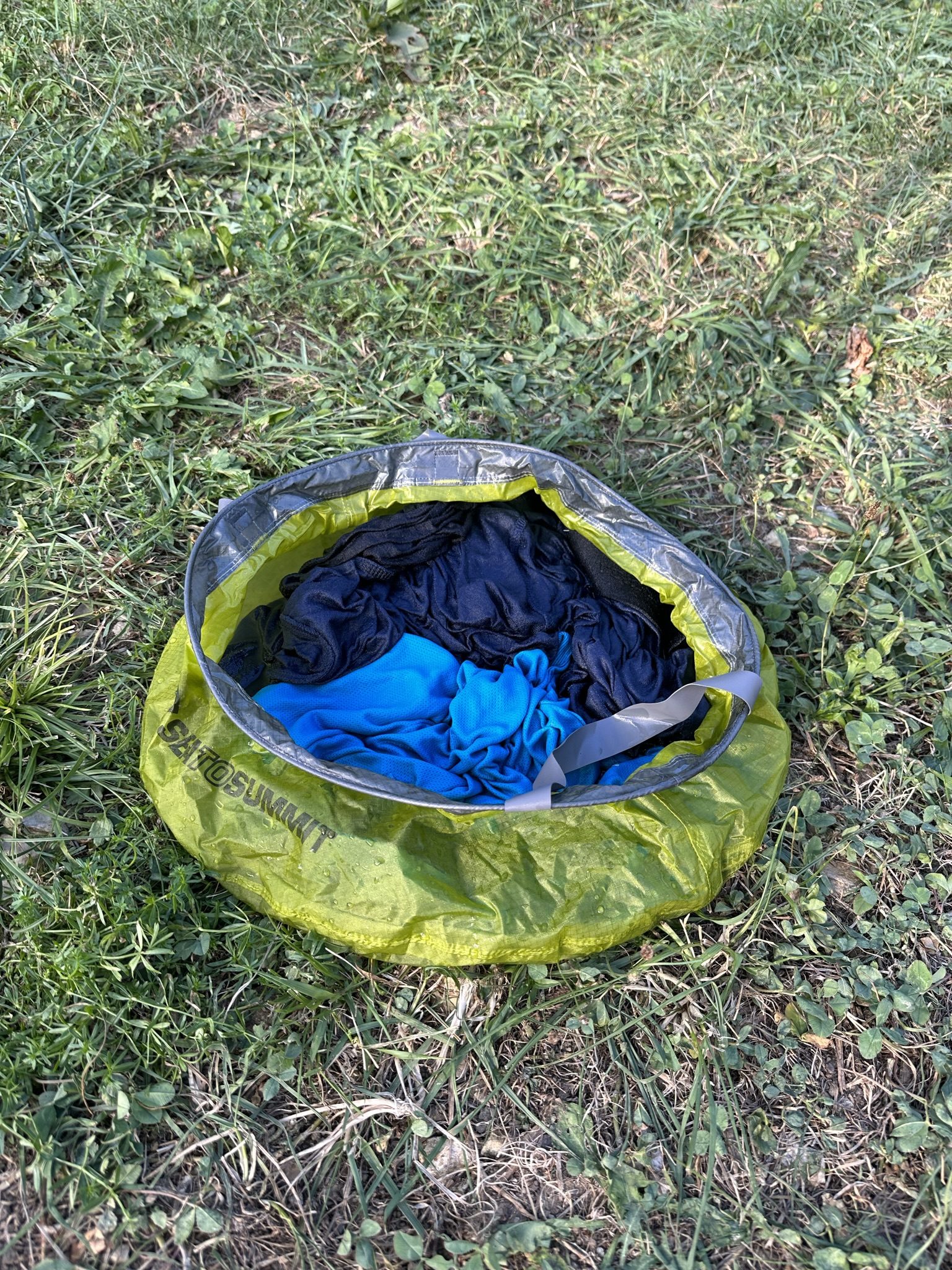 Sac de lessive pliable en randonnée dans les Alpes