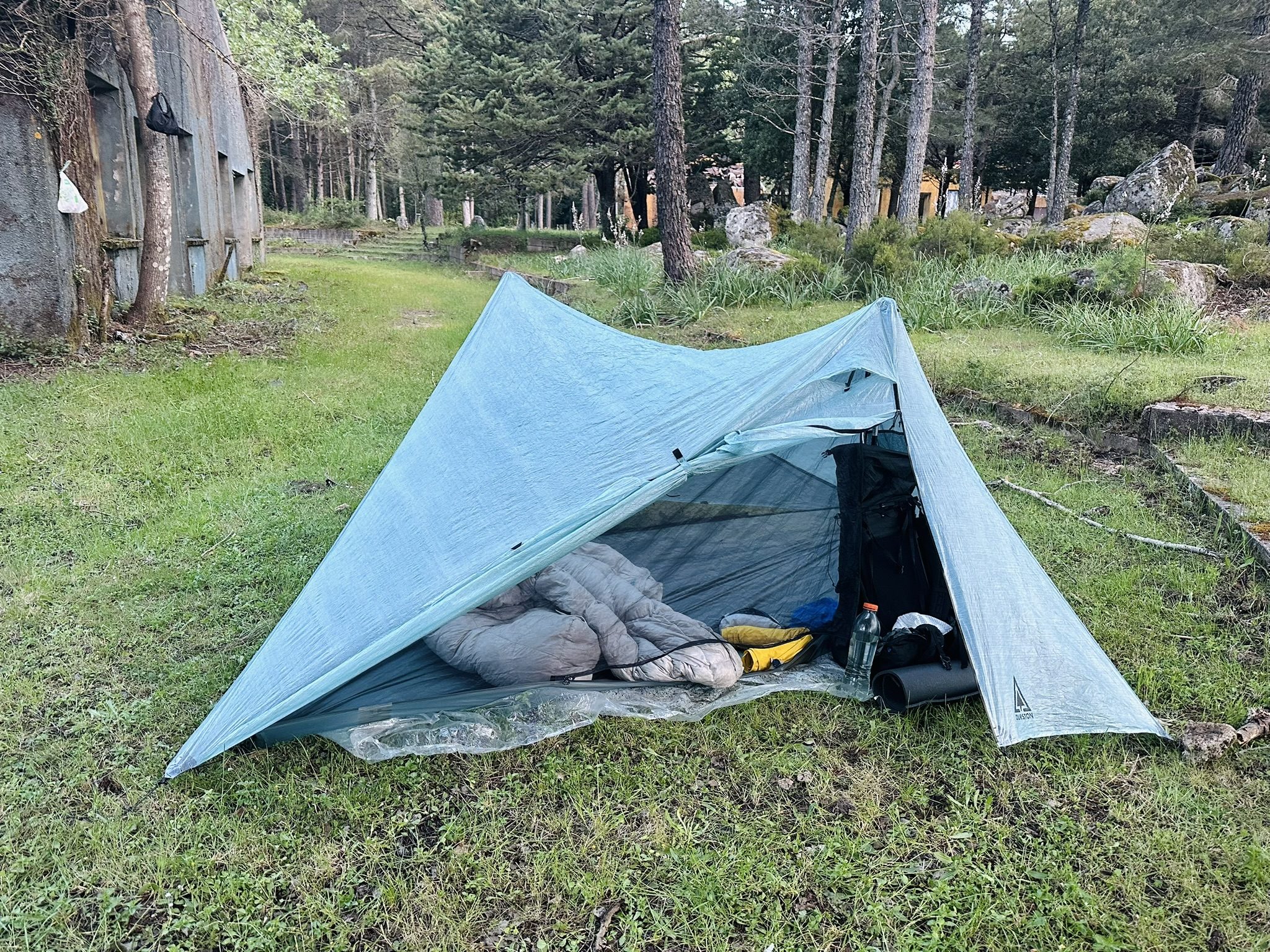Tente de bivouac dans une forêt de pins en Corse