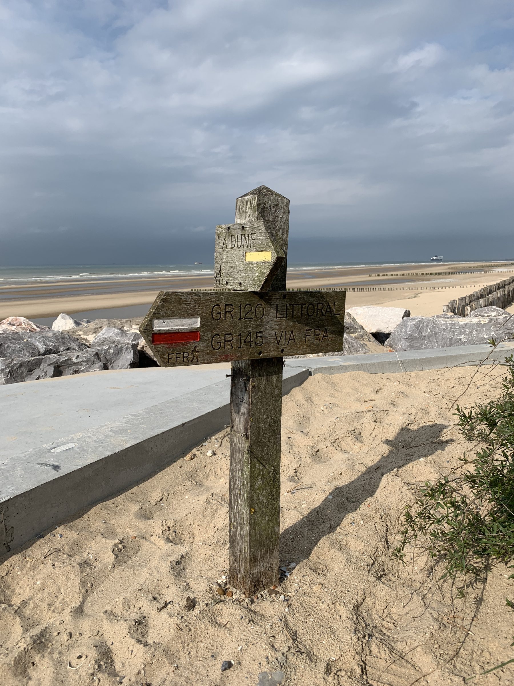Panneau de balisage du GR120 sur la plage