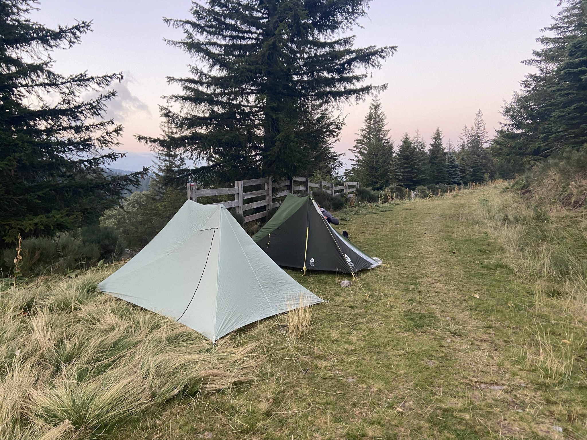 Deux tentes en bivouac dans les montagnes du Cantal, GR400