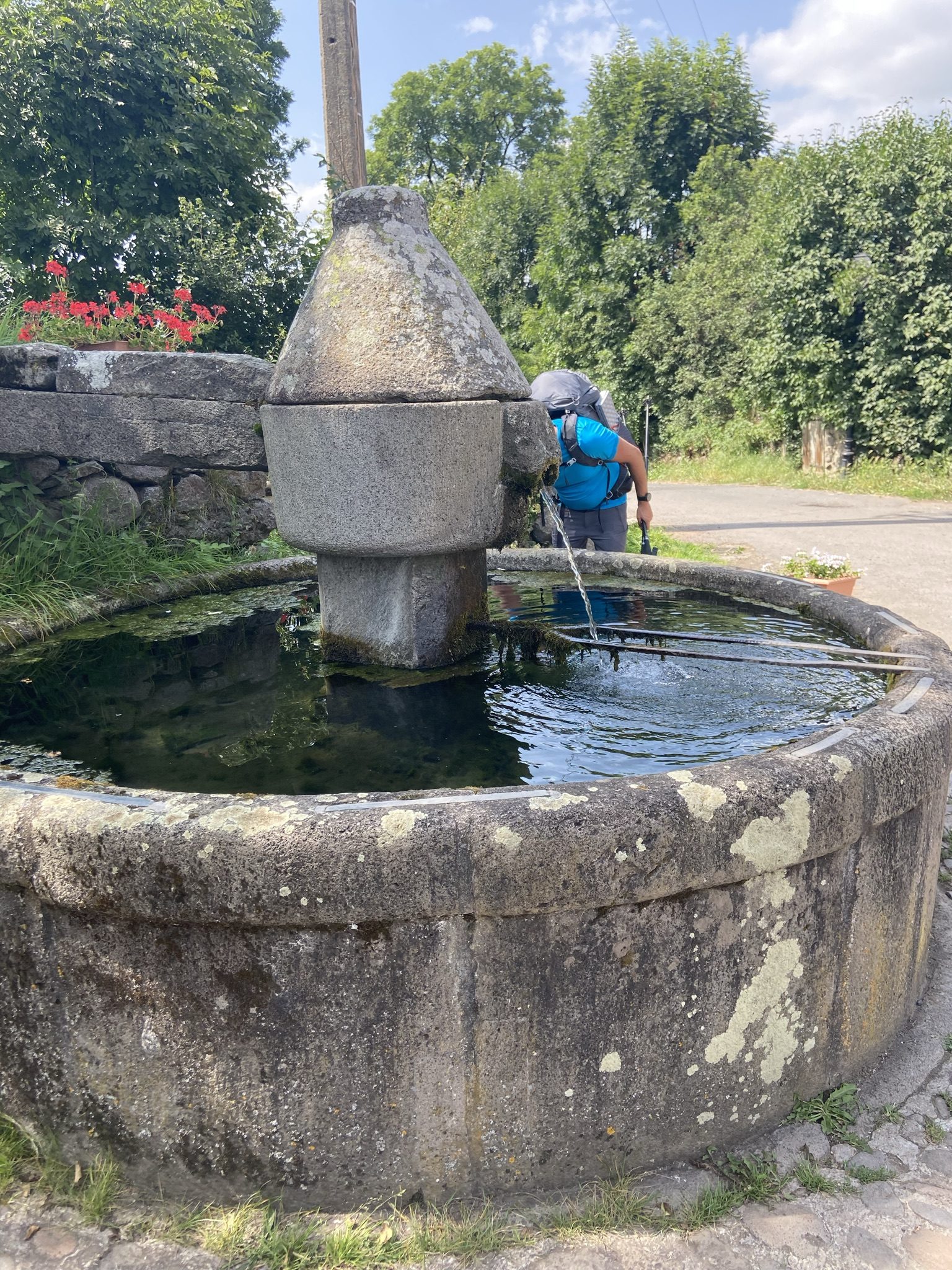 Point d eau dans un village du Cantal sur le GR400