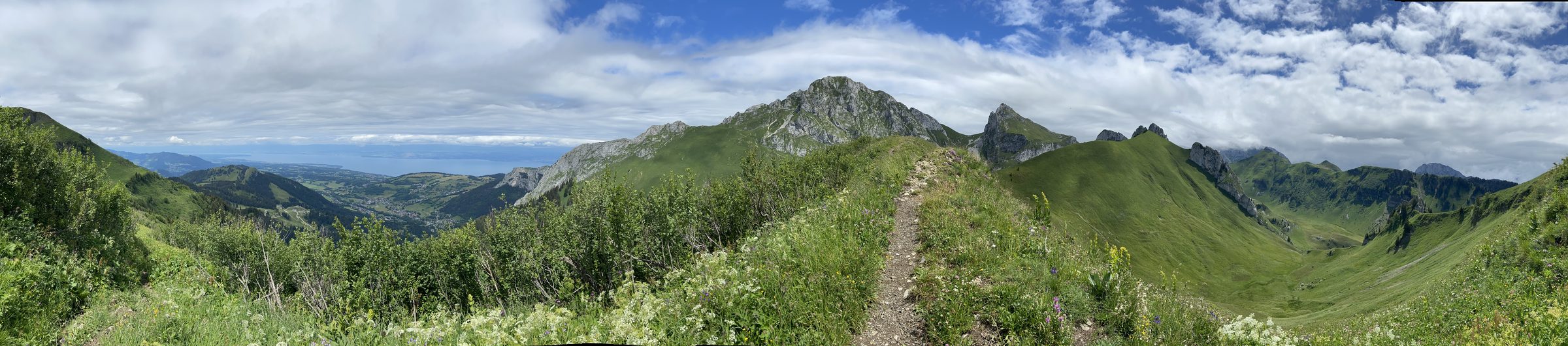 Panorama depuis une crête avec sentier et sommets