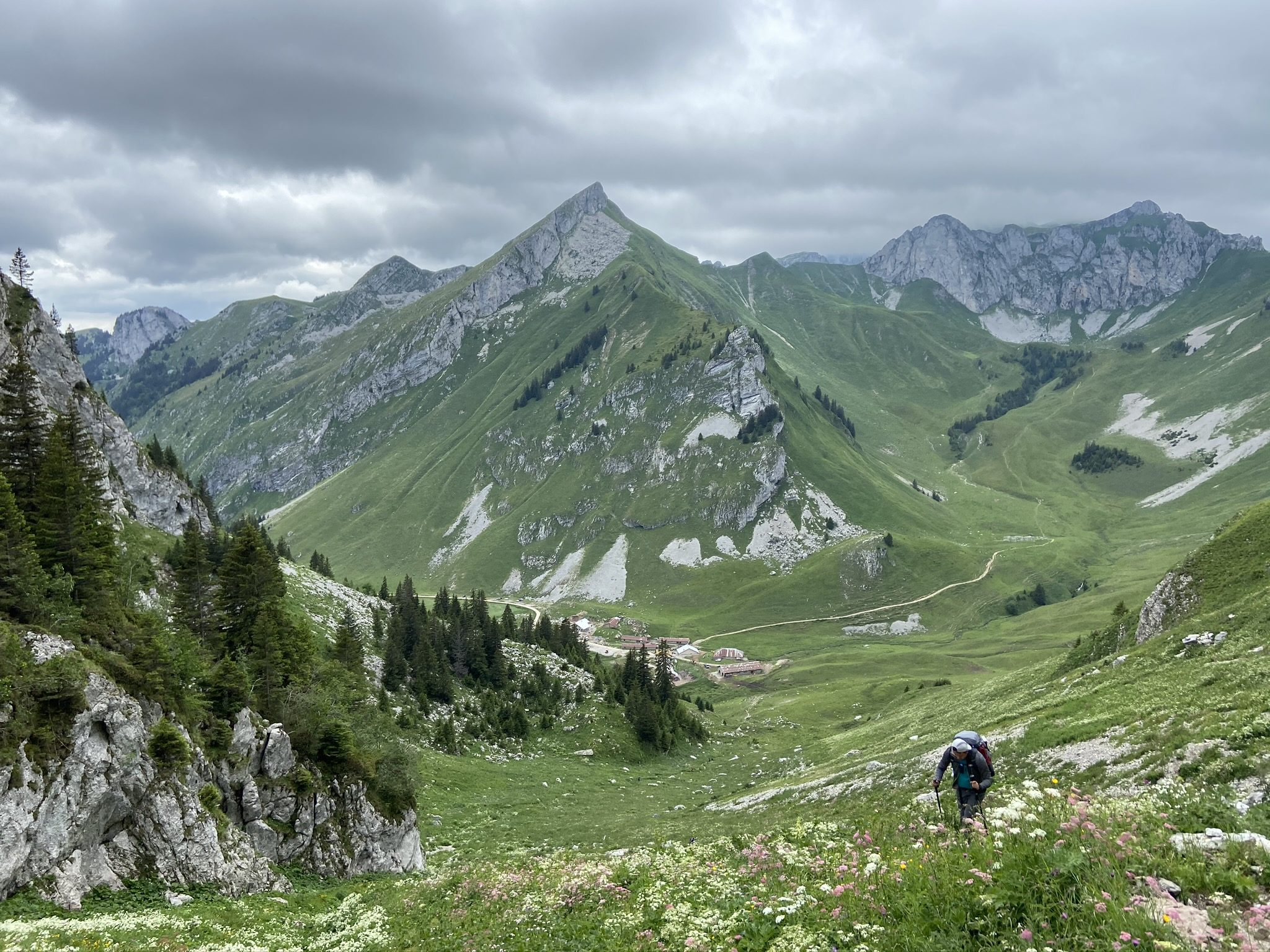 Randonneur en descente vers la vallée