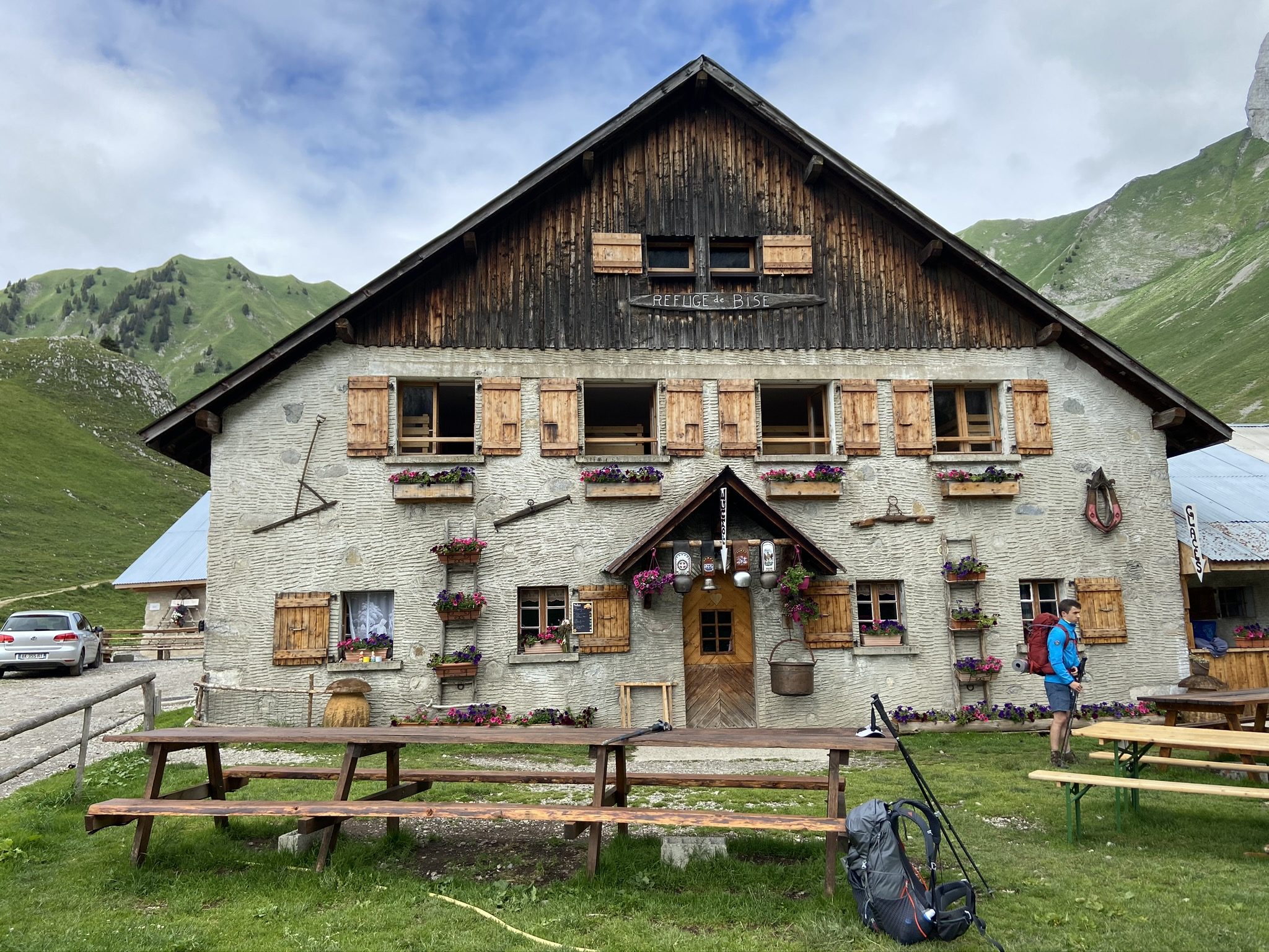 Refuge en bois sur un alpage de montagne