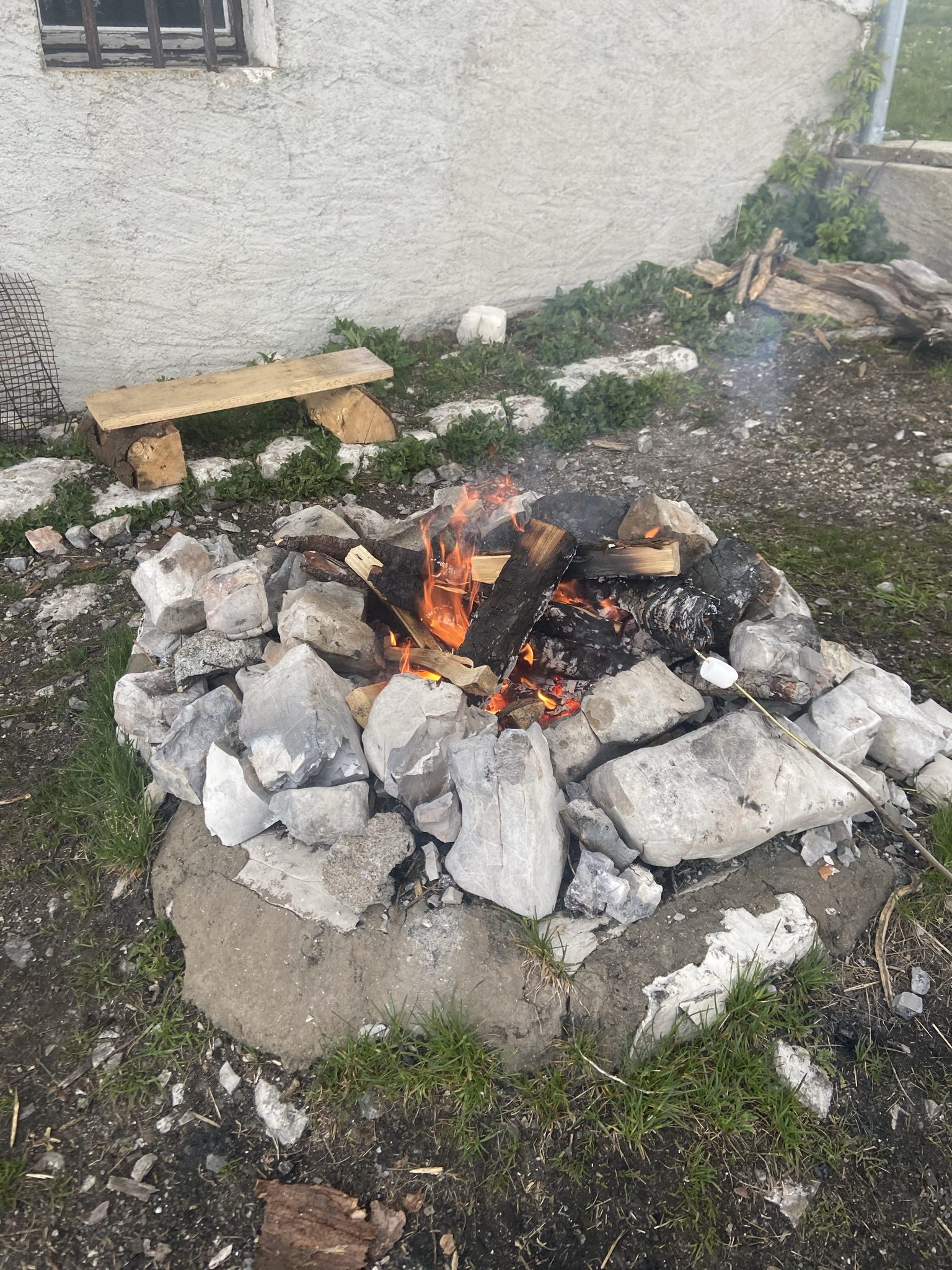 Feu de camp devant un refuge