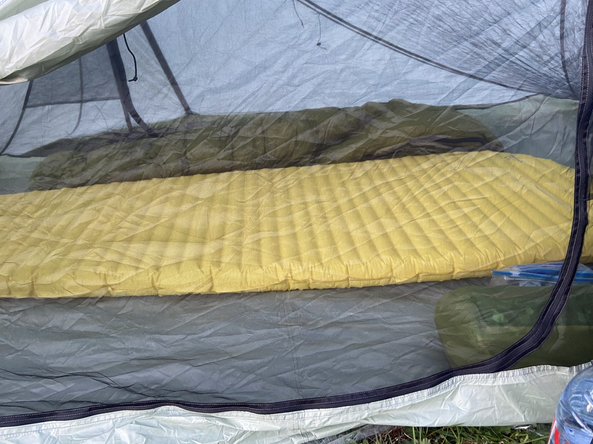 Matelas et quilt à l'intérieur d'une tente