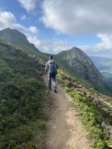 chemin dans les montagnes du cantal