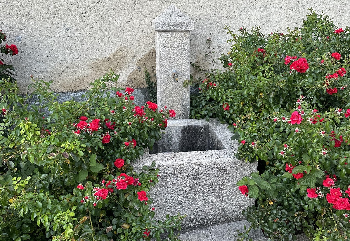 fontaine à eau dans un cimetière