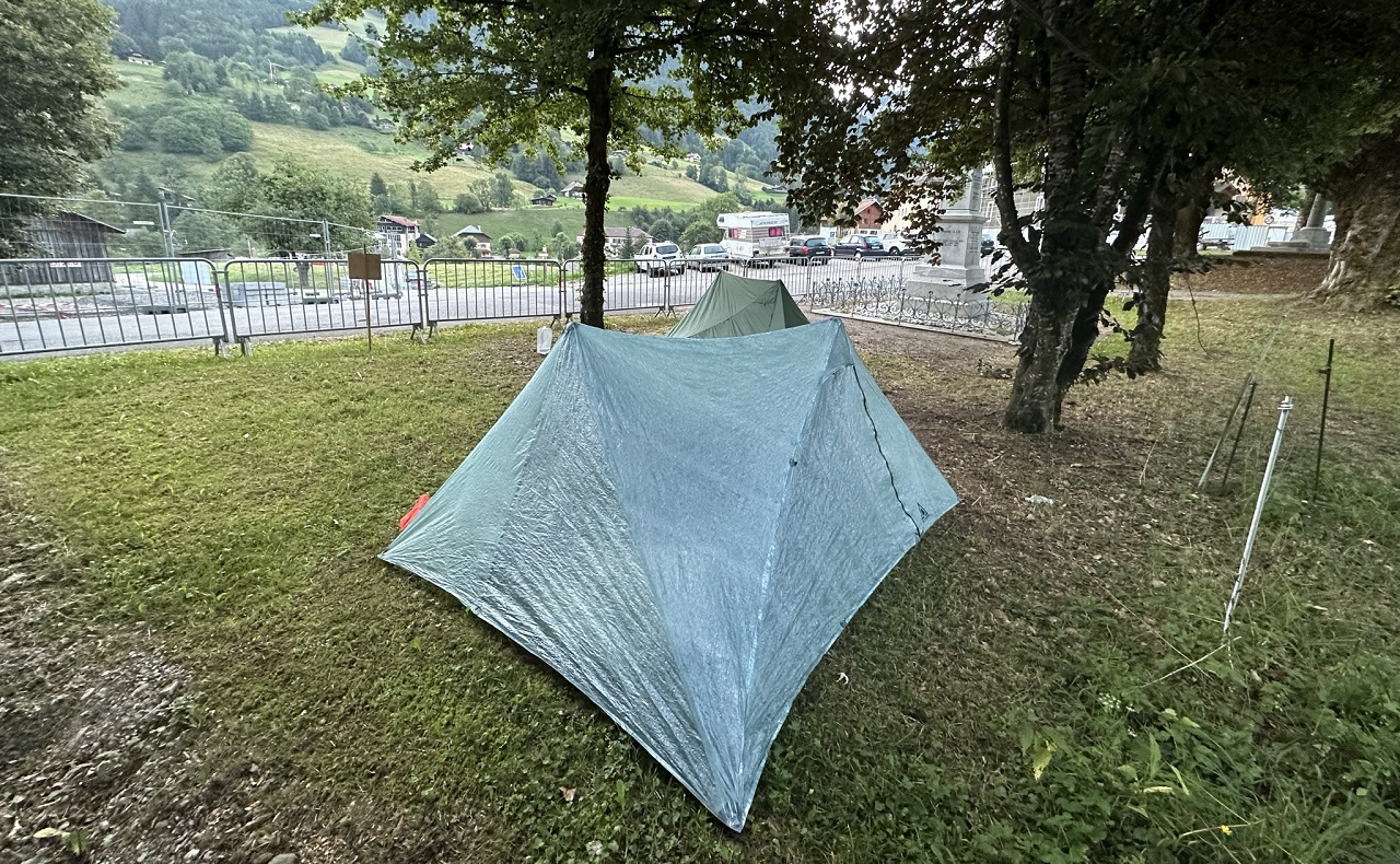 tente installée sous des arbres