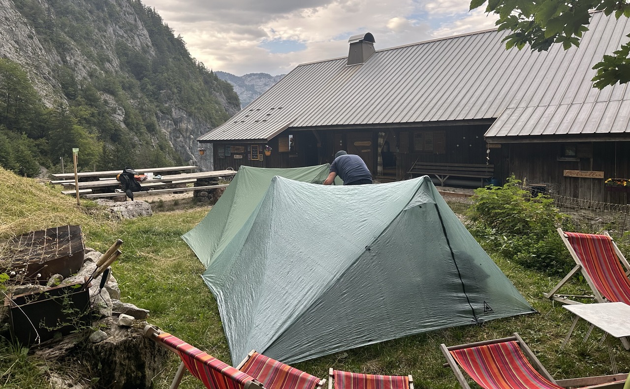 tente installée près d'un refuge