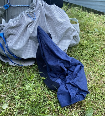 Technique pour accrocher son linge à son sac à dos