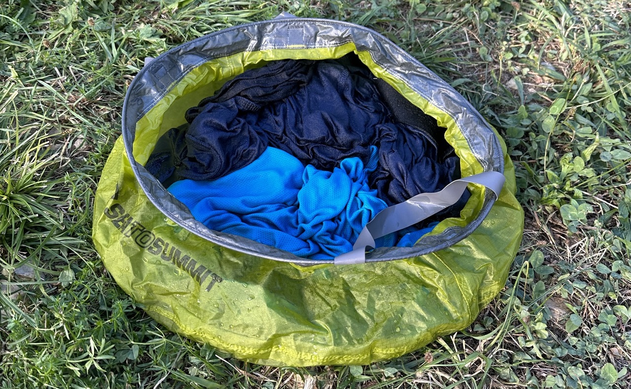 Une bassine ultra légère pour laver son linge en bivouac