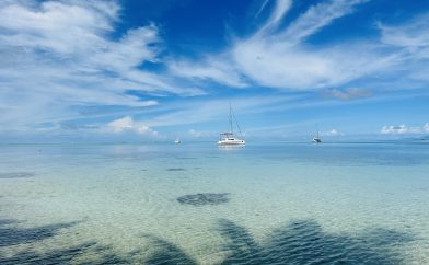 plage de sable blanc et bateau